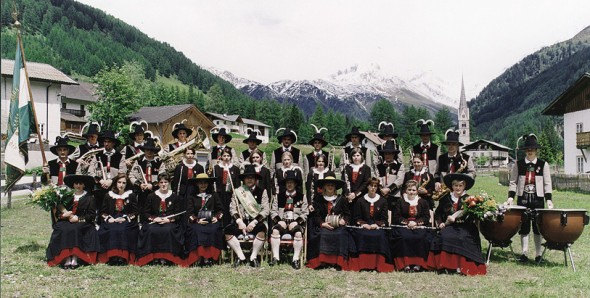 Die Musikkapelle 1980 in der neuen Tracht